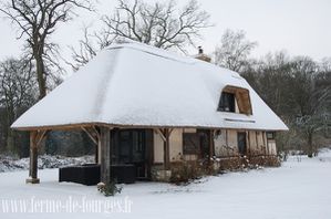 chaumiere sous la neige