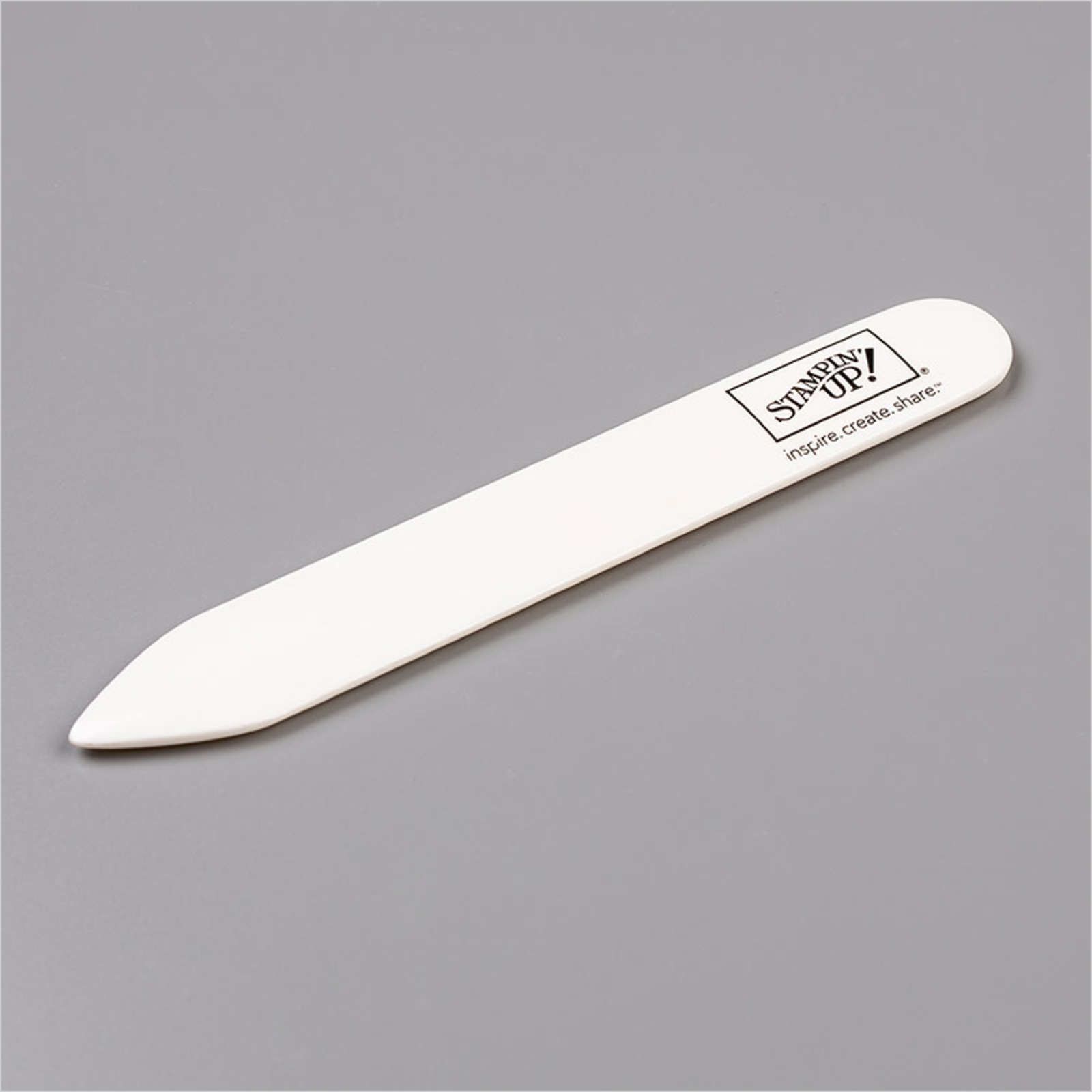102300 Plioir en os stampin up Stampin'Up Facilite le rainurage et le pliage du papier et du papier cartonné. Permet de rainurer, de lisser le pli du papier et de lui donner un aspect vieilli.