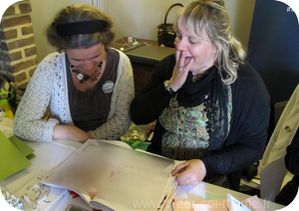 laurence et aurelie devant le catalogue us