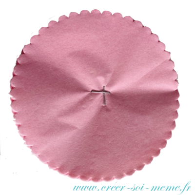 ronds fixes avec des agrafes pour faire de jolies fleurs en papier de soie