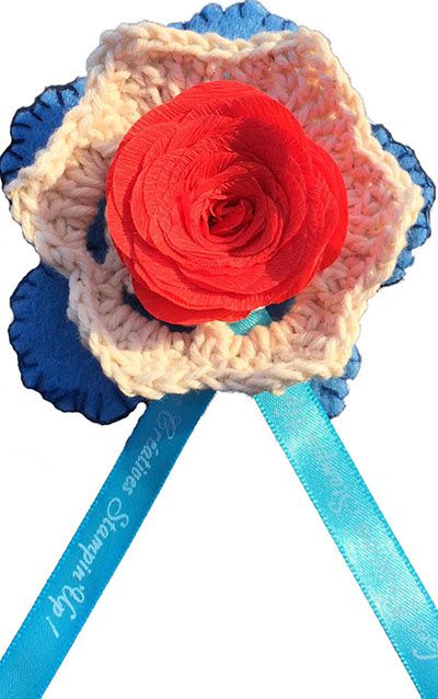 Une broche avec un mélange de techniques