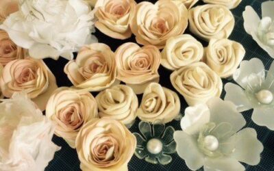 En pleine création de fleurs pour un bouquet de mariée