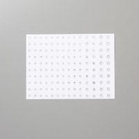 Cristal du Rhin des classiques incontournables pour tout projet.  * 140 cristaux du Rhin autocollants en tout * 20 de 5 mm * 20 de 4 mm * 100 de 3 mm