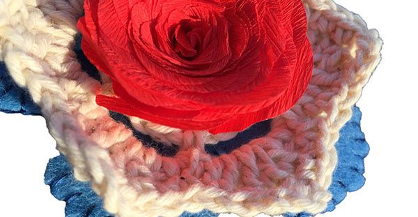 Une broche avec un mélange de techniques