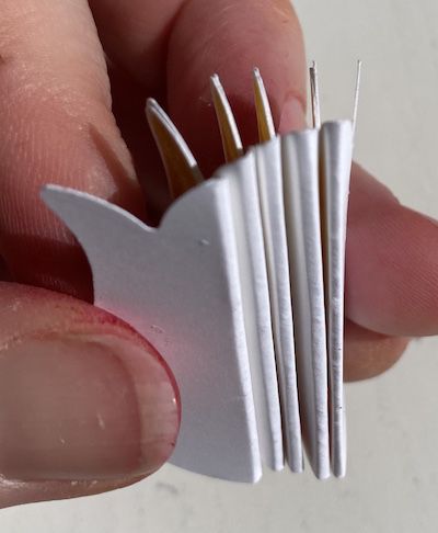 assemblage des découpes de tulipe pour montage sur une paille en papier